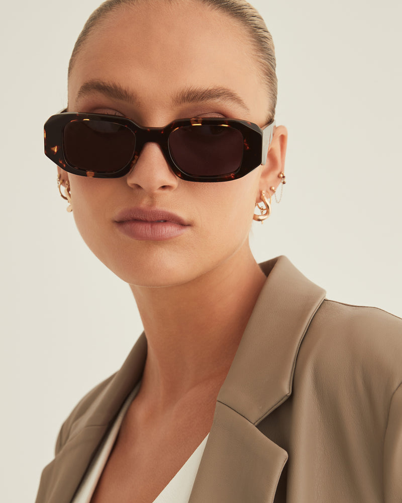 Banbe | The Nina Polarized Sunglasses | Amber Tort Jet